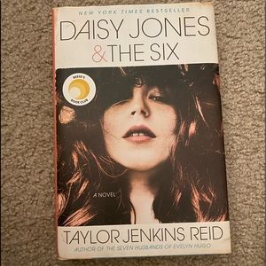 HARD COVER 😍 Daisy Jones & The Six